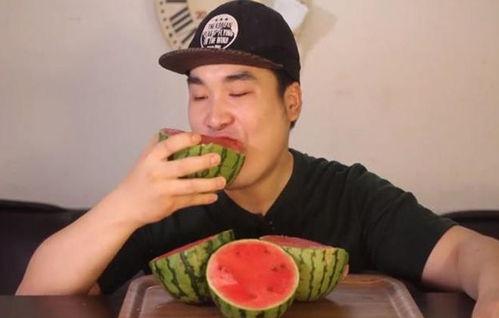 山东两位网红吃瓜,山东网红挑战“极限吃瓜”大比拼  第2张